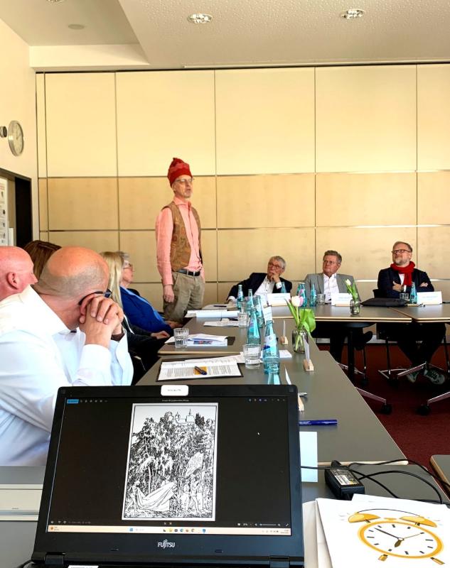 Philipp Layer erzählt stehend vor der Aller.Land-Jury im Sitzungssaal